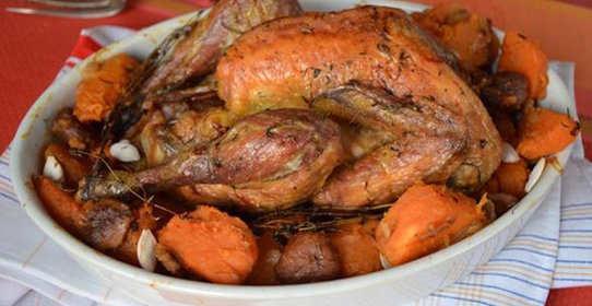 Курица, запеченная с тыквой, бататом и каштанами