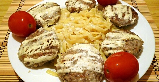 Гречаники в сметанном соусе по-домашнему