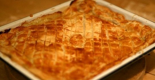 Пирог из слоеного теста с печенью