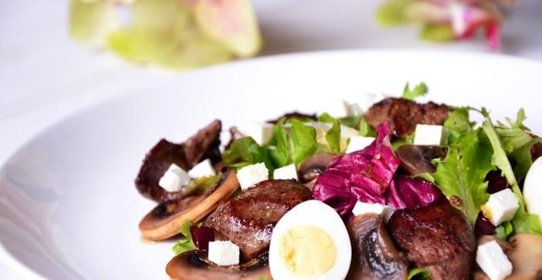 Салат с куриной печенью шампиньонами и фетой