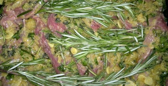 Запеченная говядина с картофелем и розмарином
