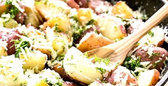 Молодой картофель с укропом