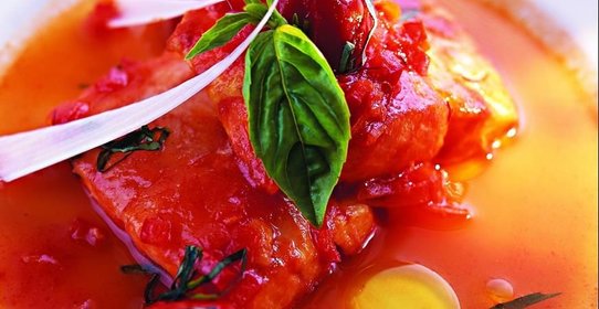 Палтус в соусе из помидоров с шафраном