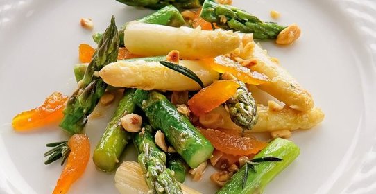 Теплый салат из спаржи с курагой