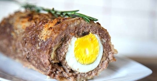 Мясной рулет с грибами и яйцом