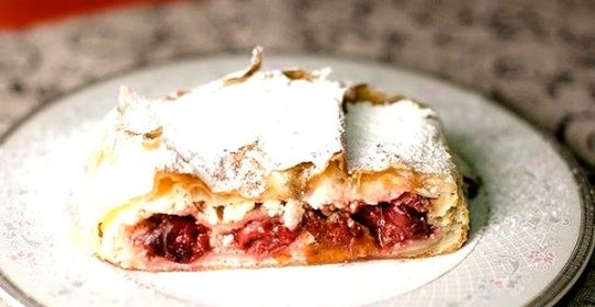 Штрудель с творогом и вишней