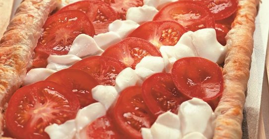 Пирог с помидорами и моццареллой