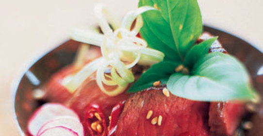 Салат из говядины с базиликом