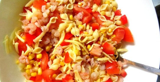 Итальянский салат с ветчиной, сыром и овощами