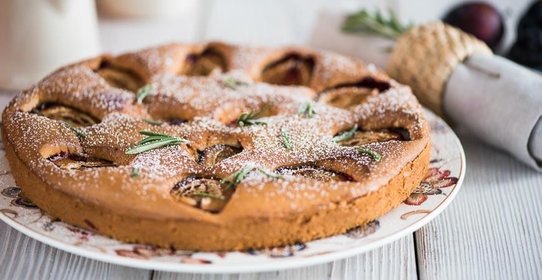 Шарлотка со сливами