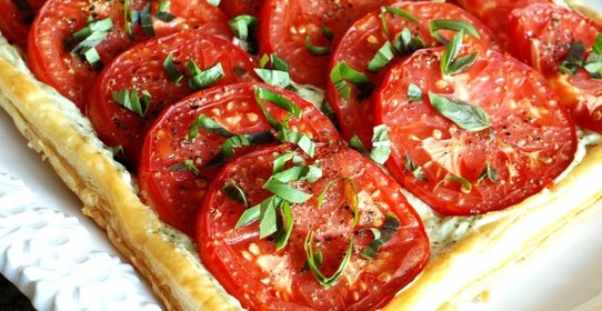 Пирог из слоеного теста с помидорами и базиликом