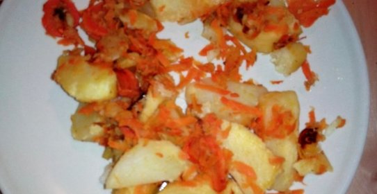 Картофель по‑деревенски с яблоками и морковью