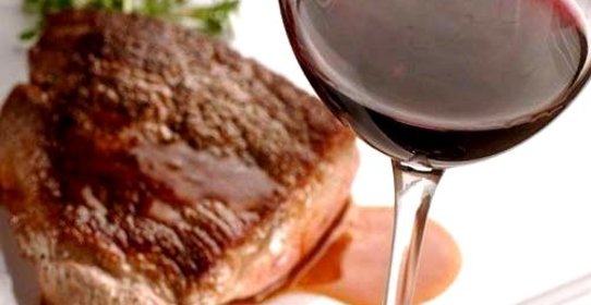 Свинина тушеная в красном вине и молоке по‑итальянски