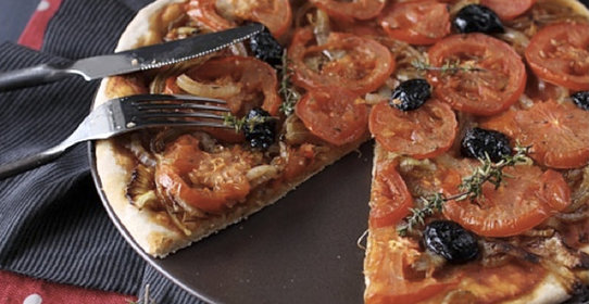 Пицца с томатами и луком