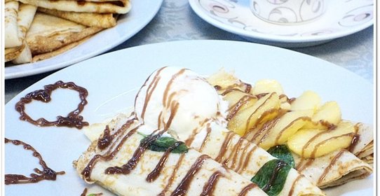 Блинчики с мятным припеком, карамелизированными яблоками и шоколадным кремом