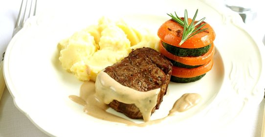 Стейк с перечным соусом, картофельным пюре и мильфеем из цукини и томатов