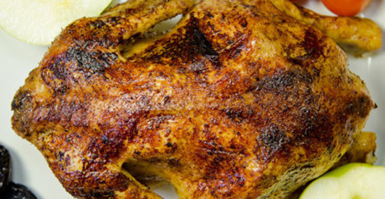 Курица, фаршированная яблоками и черносливом