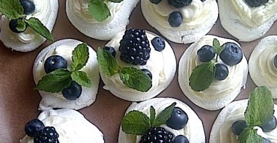 Безе с сырным кремом и ягодами