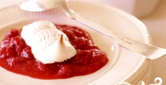 Безе с ревенем и малиной