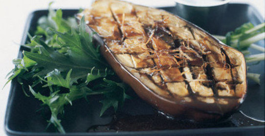 Жареные баклажаны с имбирем и заправкой мисо