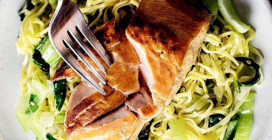 Лосось в соусе терияки с лапшой соба