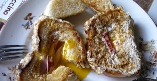 Яичница в хлебе с колбасой и сыром