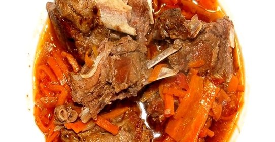 Баранина, тушеная с луком и помидорами