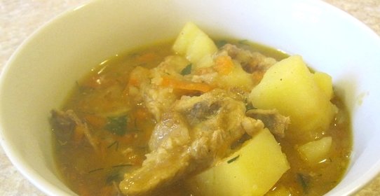 Картошка со свининой, тушенная в кастрюле