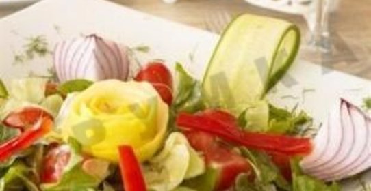 Салат с креветками из перца и моркови