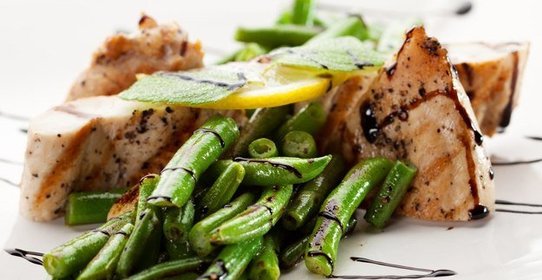 Курица с гарниром из стручковой фасоли