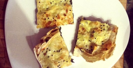 Пирог из лаваша с креветками и шпинатом