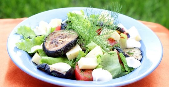 Овощной салат с печеными баклажанами