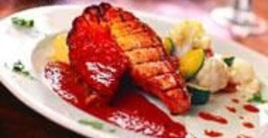 Форель на гриле с соусом из свежей паприки