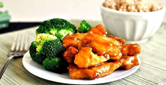 Курица по-азиатски с соусом и рисом