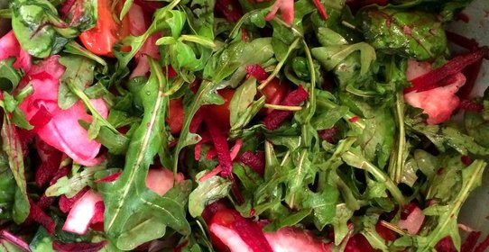 Салат из репы с мангольдом и рукколой с медово-горчичной заправкой