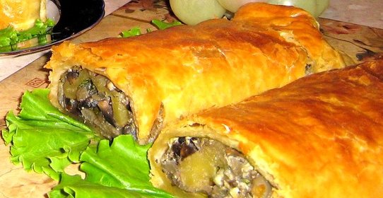 Рулет из слоеного теста с курицей и грибами