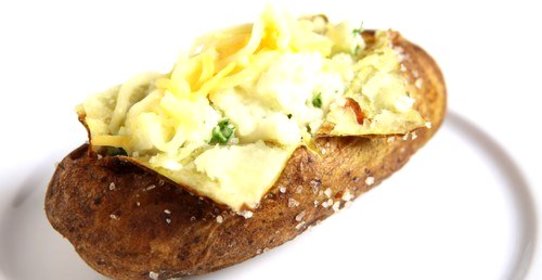 Печеный картофель с начинкой из брокколи, сыра и бекона