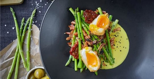 Спаржа на гриле с беконом и хрустящим яйцом-пашот