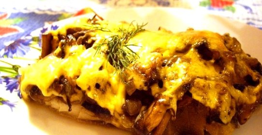Рыба, запеченная с грибами и сыром