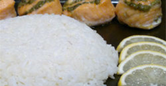 Рулеты из лосося с песто