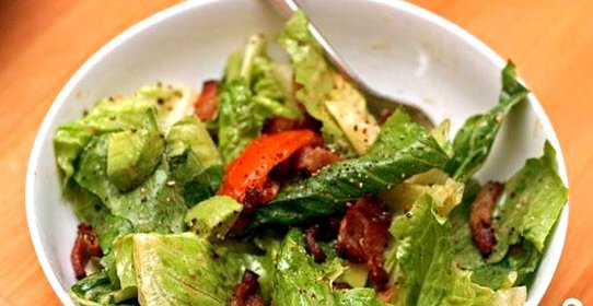 Салат из помидоров с беконом