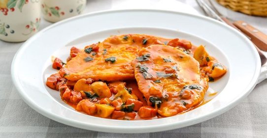 Отбивные из куриного филе в винно-грибном соусе