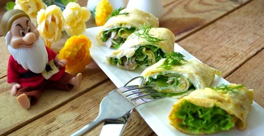 Рулет с салатом и куриным мясом
