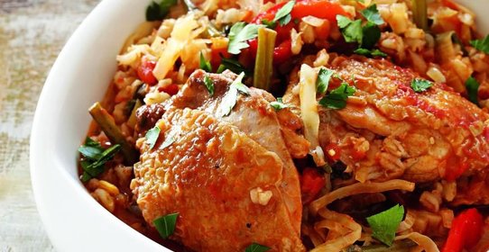 Тушеная курица с перловой крупой