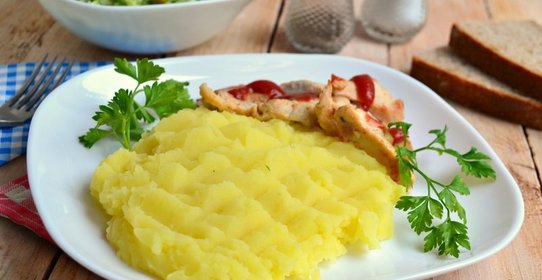 Картофельное пюре с луком и куркумой