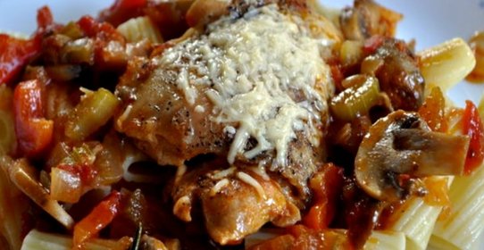 Курица кусочками с овощами в духовке