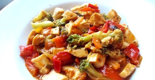 Курица в воке с овощами