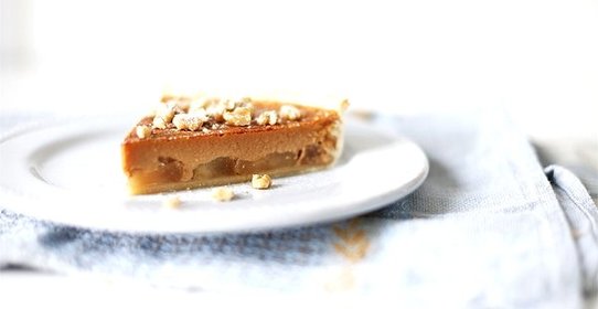 Пирог с вареной сгущенкой и яблоками