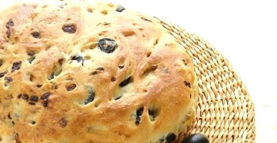 Хлеб с луком и маслинами