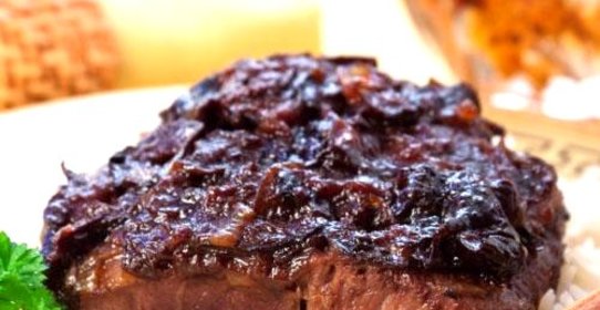 Баранина, тушеная с корицей и черносливом